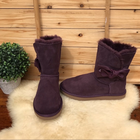 UGG Shoes - 🍂🍁UGG Women’s leather bow Size 9🍁🍂